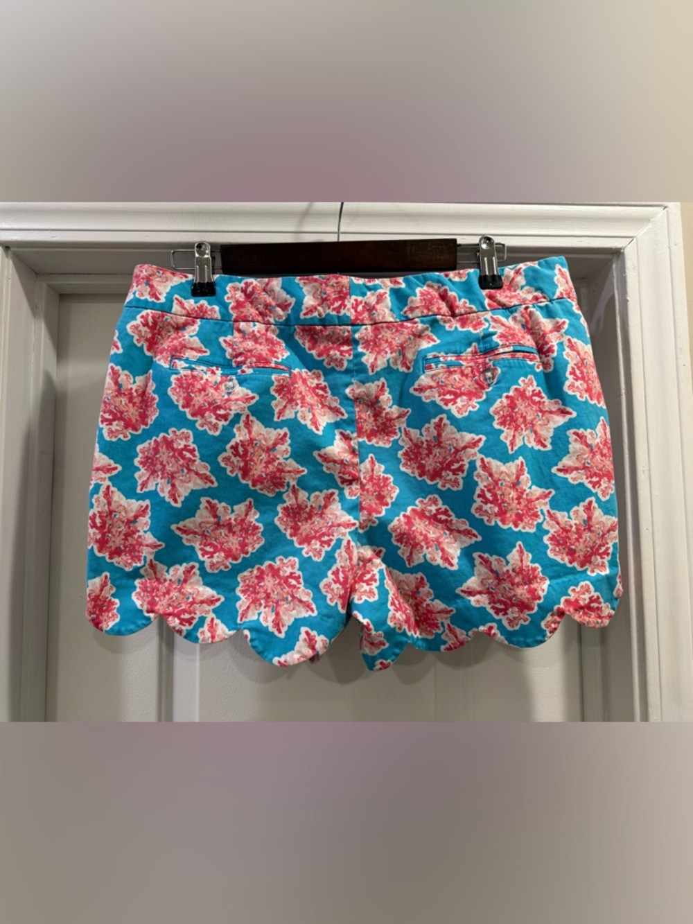 crown & ivy Turquoise Coral-Print Scalloped Hem Shorts Size 12 - Picture 2 of 10